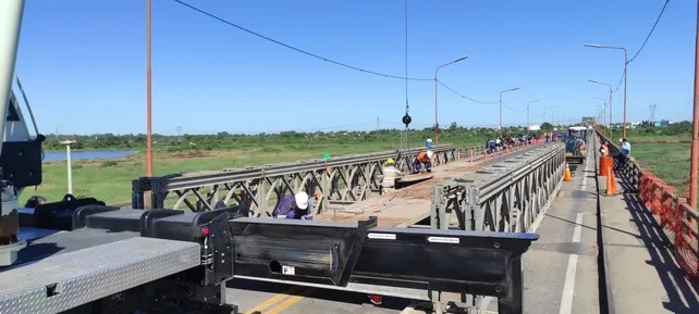 Finalizó el montaje del puente Bailey sobre el Carretero y comienzan a construir las rampas de acceso
