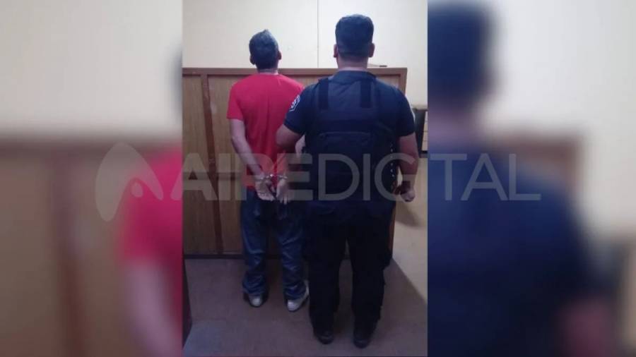 Se escapó un preso de la Comisaría 8° que estaba esposado en el pasillo