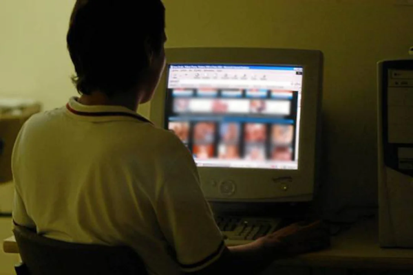 Paraná: un profesor fue sorprendido en el aula viendo “porno”