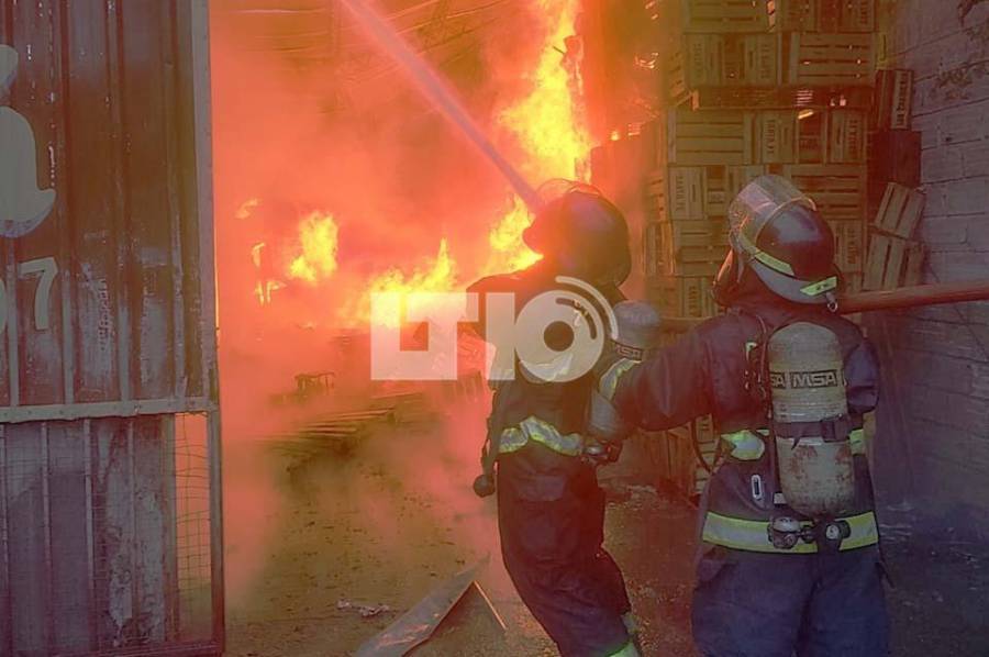 Se incendió un galpón en el Mercado de Abasto y las pérdidas son totales
