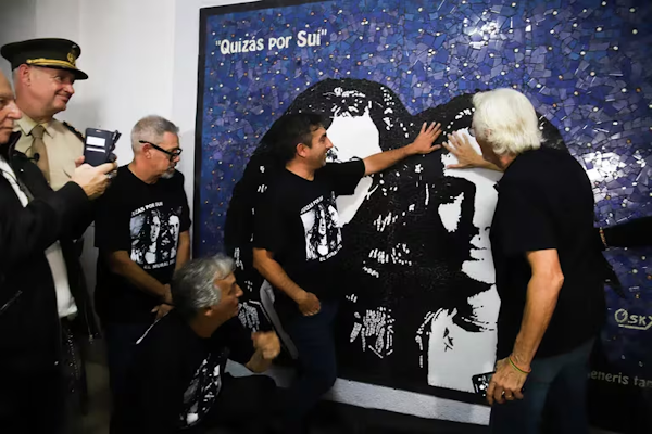 Sui Generis homenajeado por el “muralista del rock en mosaico”