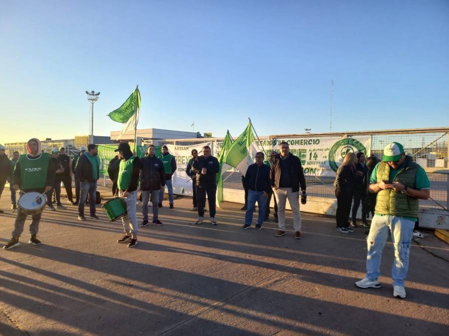 Protesta del Cuec por el despido de 9 empleados del hipermercado Chango Más 