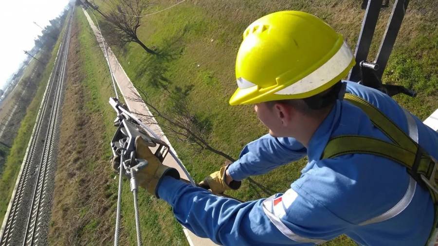 Un operario de la EPE fue internado tras recibir una fuerte descarga eléctrica en barrio Centenario