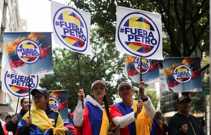 Miles de personas marchan en Colombia para oponerse a las reformas de Petro