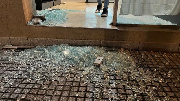Rompieron la puerta de vidrio y robaron elementos de una panadería de 9 de Julio al 1500