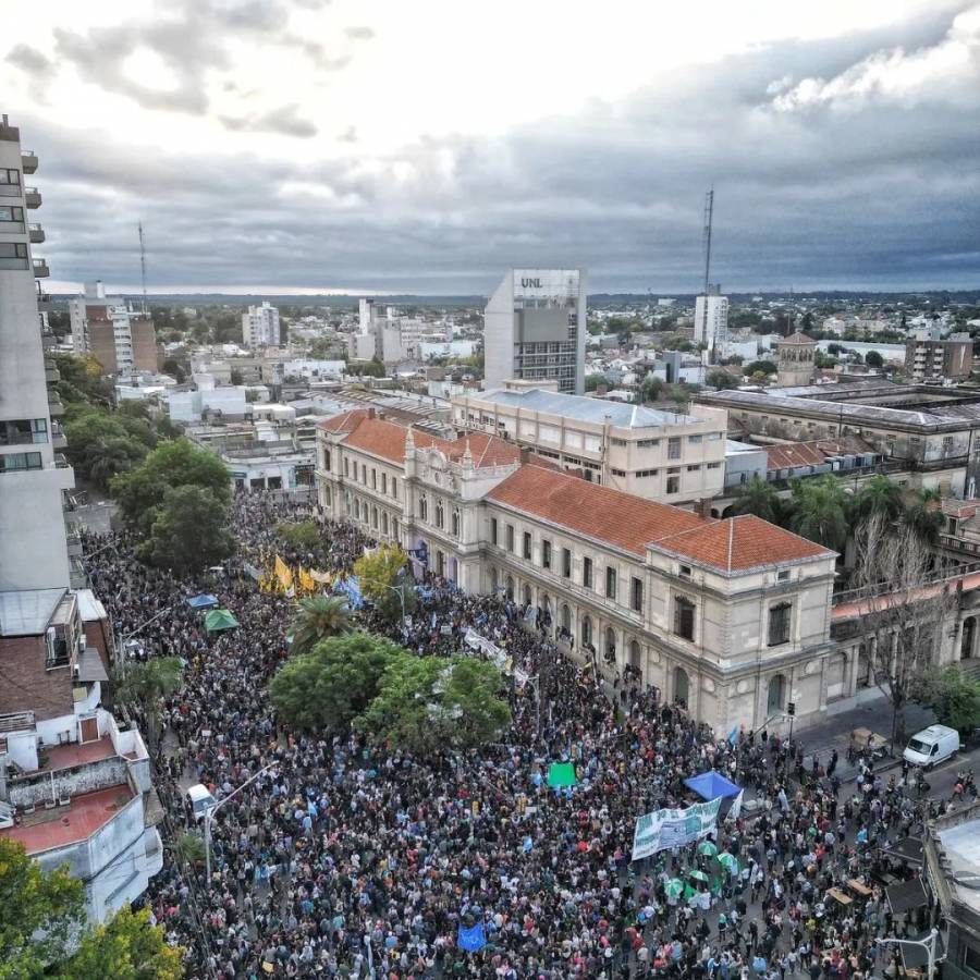 Masiva concentración en defensa de la universidad pública