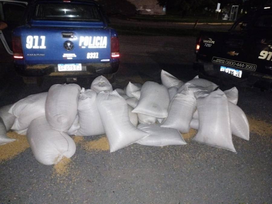La Policía detuvo a tres personas y secuestró 1.500 kilos de cereal