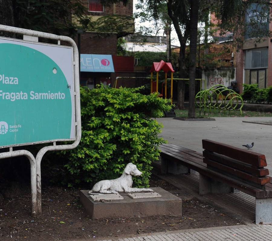 Colocan un ladrillo simbólico en la Plazoleta Fragata Sarmiento 