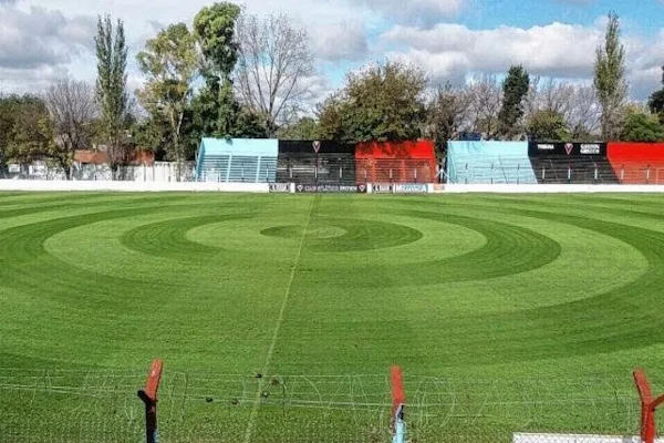 Colón entrena para jugar en uno de los estadios más chicos de la Primera Nacional