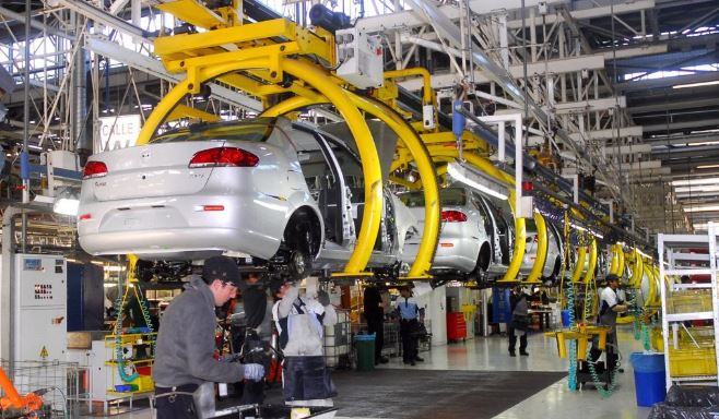 Caputo anunció una baja de aranceles e impuestos para la industria automotriz