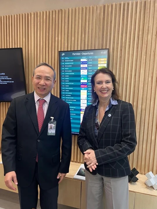 Mondino viaja a China para bajar la tensión política y negociar los swap