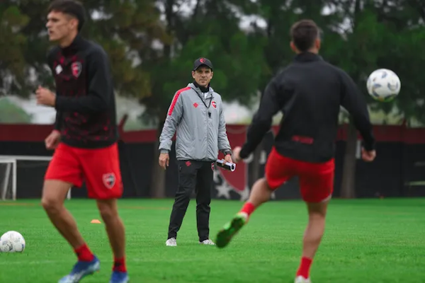 Newell ´s busca uno abajo, dos en el medio y uno arriba