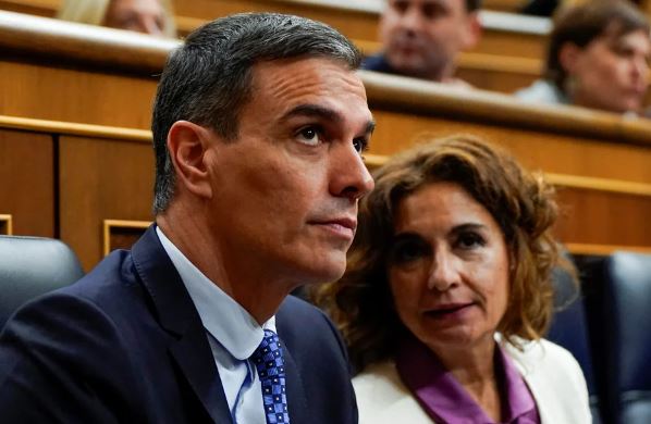 El presidente del gobierno español Pedro Sánchez anunció que continuará al frente del Gobierno
