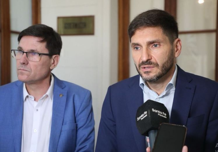 Mientras los docentes votan, Pullaro les pide 