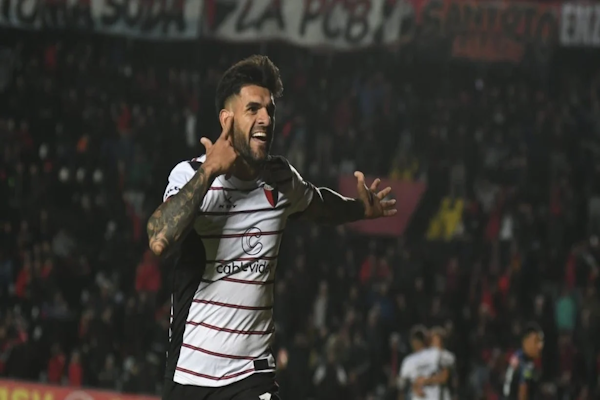Tras un primer tiempo para el olvido, Colón en el segundo goleó a Almagro 3 a 0