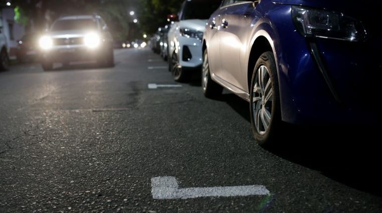 Se prohíbe la actividad de los cuidacoches en la ciudad de Santa Fe