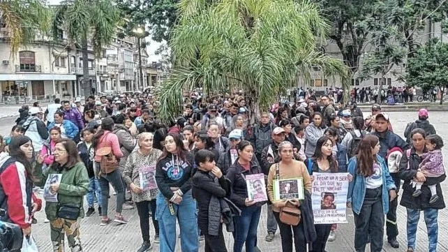 Un año sin Mónica Aquino: cientos de santafesinos pidieron en la Plaza 25 de Mayo por su aparición con vida