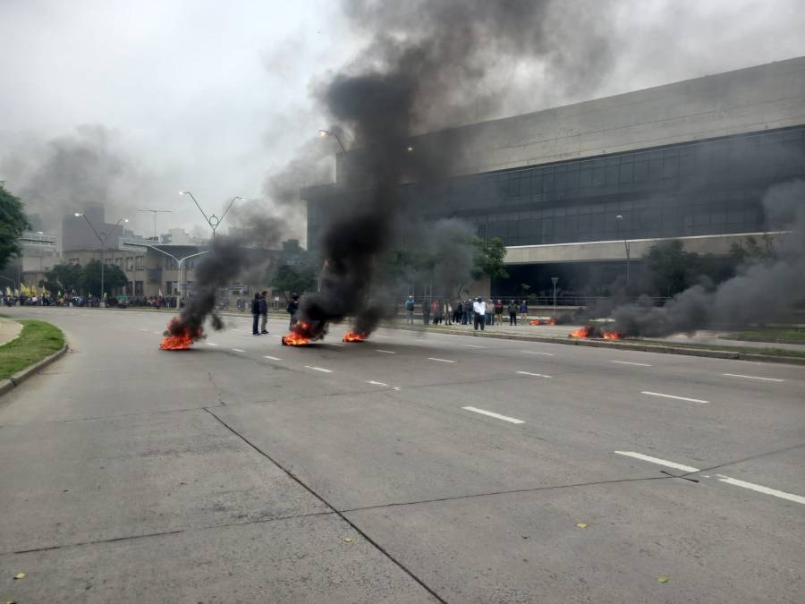 Protesta de organizaciones sociales en avenida 27 de Febrero