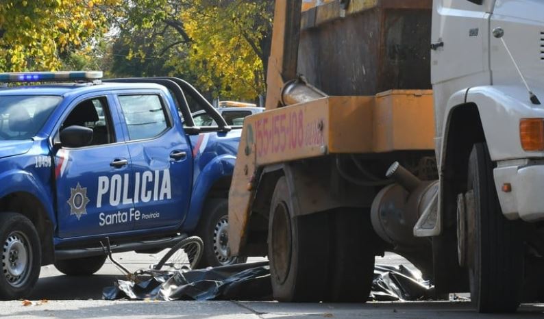 Murió un ciclista tras ser embestido por un camión en barrio Candioti