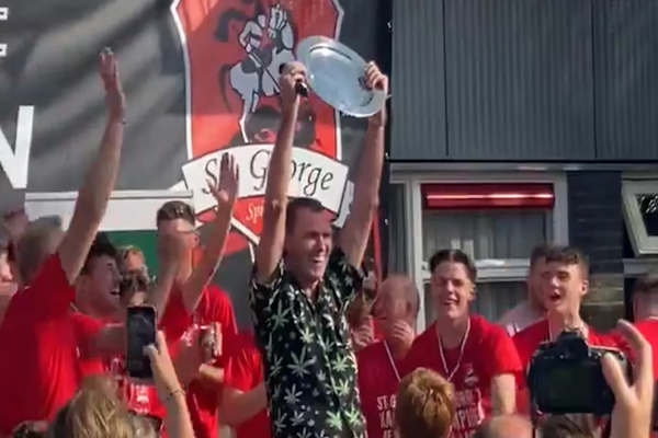 Un árbitro ayudó a un equipo a ser campeón y celebró con el plantel