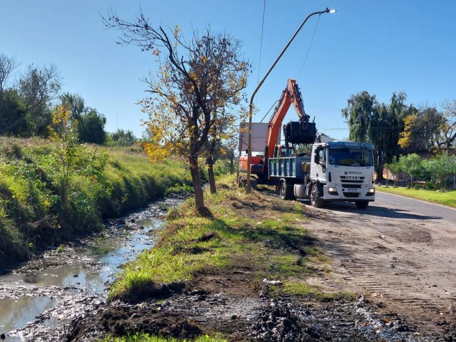 La Municipalidad avanza con la limpieza de canales a cielo abierto y desagües entubados