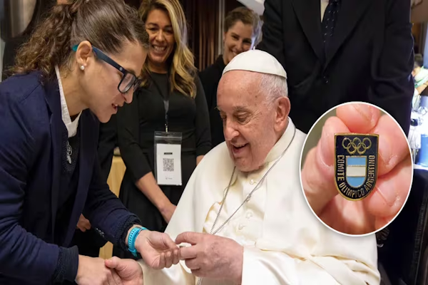 La campeona olímpica Paula Pareto visitó al Papa en el Vaticano