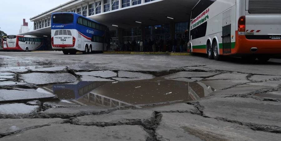 Terminal de Ómnibus: la calle interna sigue llena de pozos