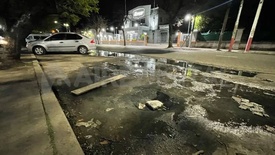 Bulevar y San Lorenzo: queja de vecinos por aguas servidas en la calle