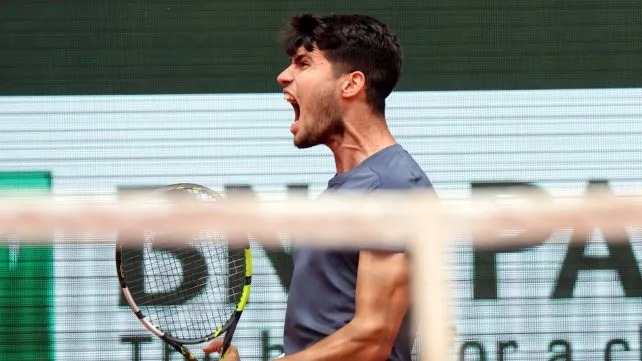 Alcaraz, entre los ocho mejores de Roland Garros con una marca histórica