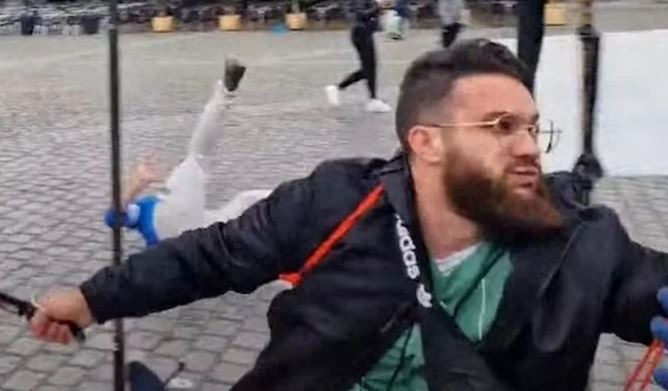 Alemania: murió uno de los agentes de policía apuñalado en un acto de la extrema derecha