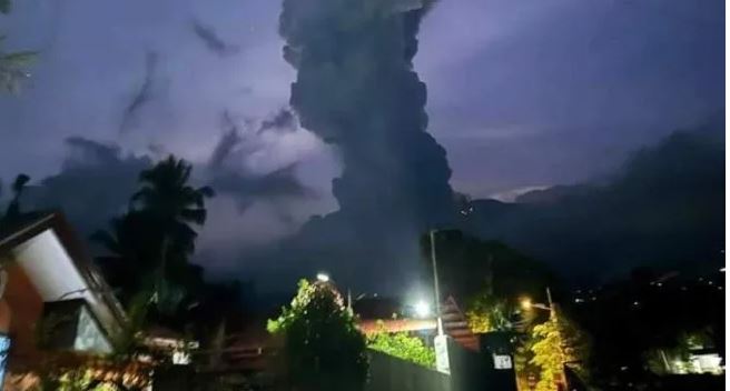Un volcán en Fillipinas entró en erupción y expulsó columnas de humo de 5.000 metros