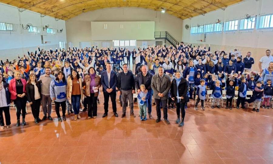El Ministro Goity y el Senador Michlig entregaron $40 millones a escuelas Dptales