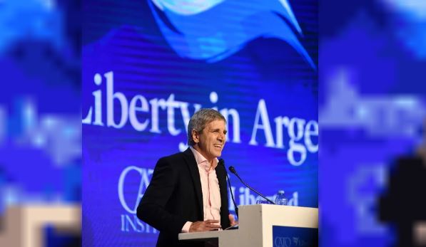 Caputo aseguró que el Gobierno no cambiará el rumbo, seguirá sin financiar obra pública y habrá nueva negociación con el FMI