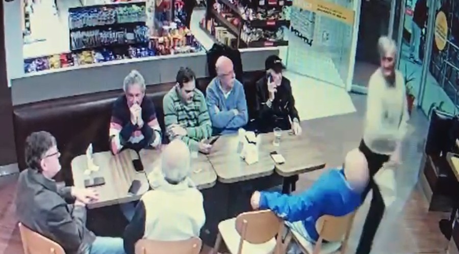 El video viral de un incidente en el bar de una estación de servicio de Rafaela