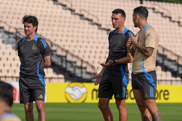 Scaloni define el equipo de Argentina para enfrentar a Chile