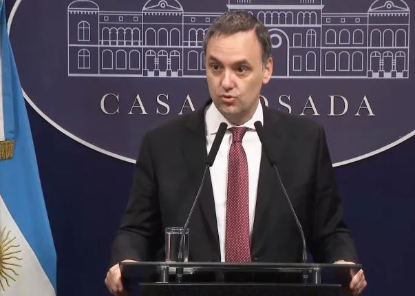 Manuel Adorni, en medio de la suba del dólar: 