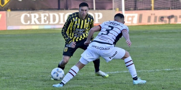 Colón volvió a jugar mal y no pasó del empate ante Almirante, pero sigue siendo líder