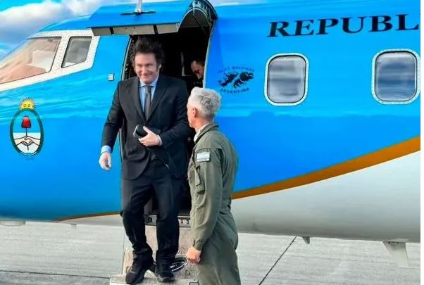 Javier Milei llegó a Francia para reunirse con Emmanuel Macron