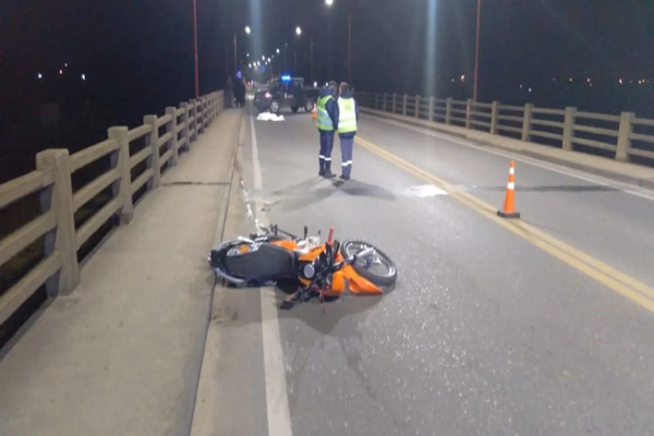 Choque fatal de motos sobre el Puente Carretero