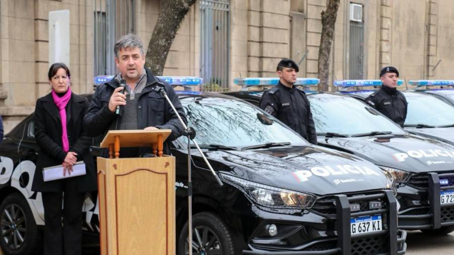 Provincia entregó móviles policiales