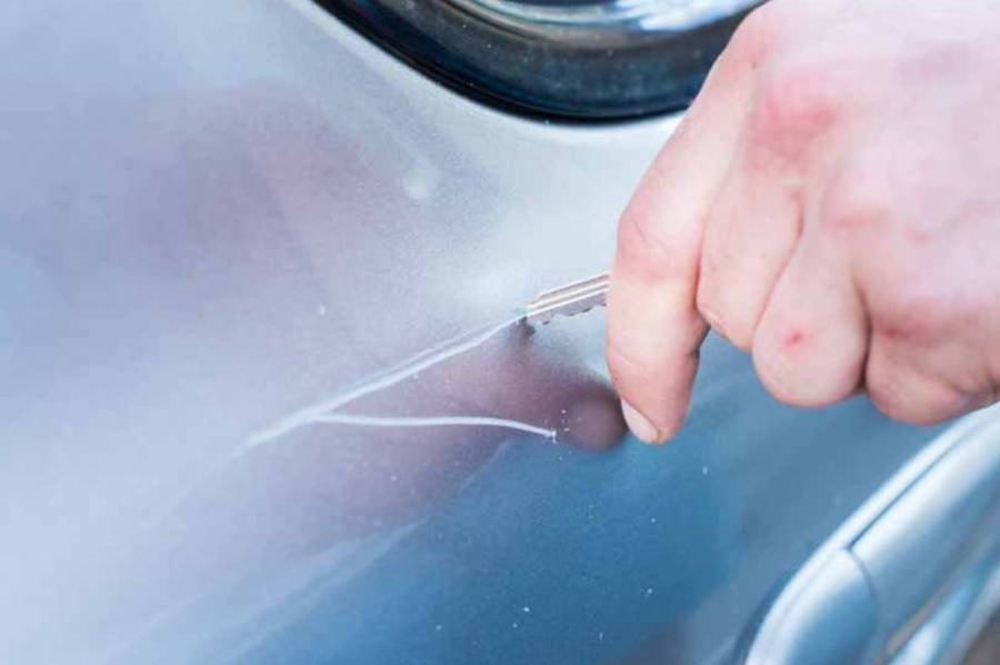 Se negó a pagar $3mil a un trapito y le rayó el auto