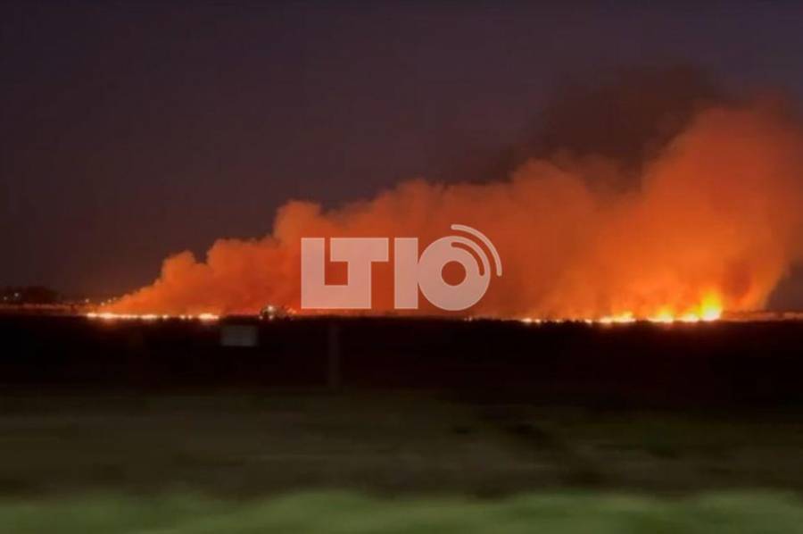 Impresionante incendio de pastizales en el predio del Aeropuerto de Sauce Viejo