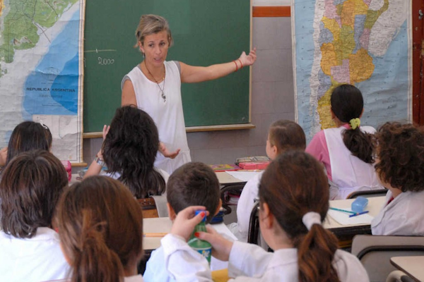 Suspenden la aplicación del impuesto de Ganancias en salarios docentes
