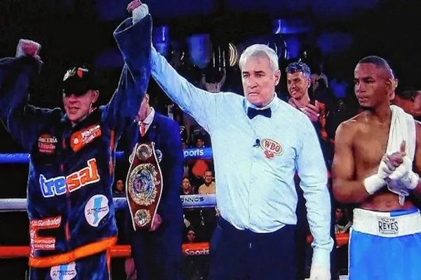 Alan Crenz ganó por KO al colombiano Orobio en su tercera defensa
