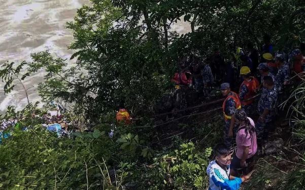 Nepal: un micro cayó al río y fueron rescatadas 29 personas