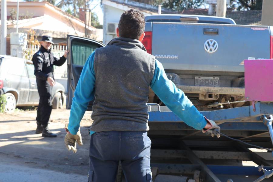 Remueven los vehículos en desuso en las comisarías de La Capital