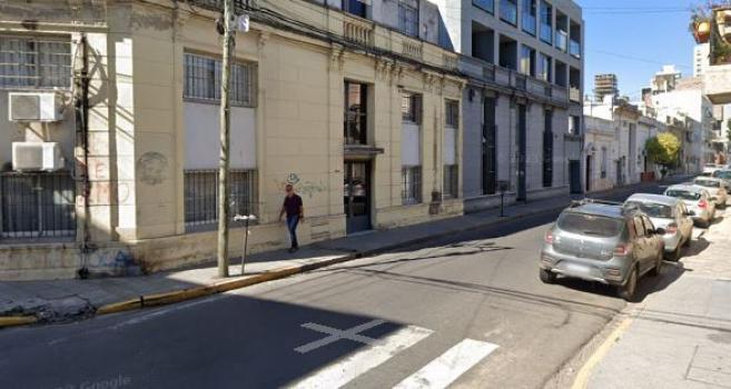 Un ladrón robó una billetera a taxista y se tiró del auto en movimiento