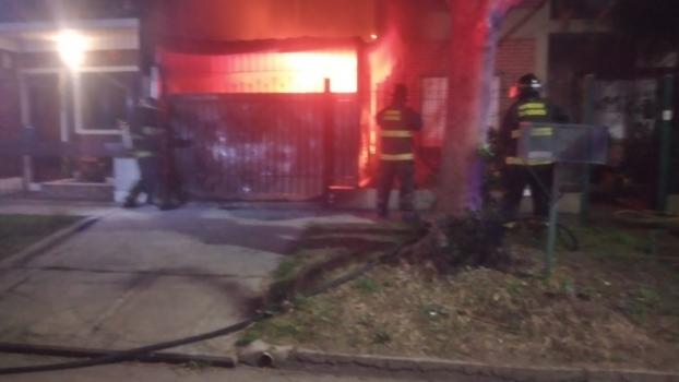 Dos autos quemados en una cochera de Belgrano al 6400