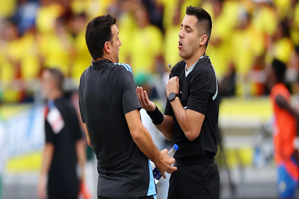Scaloni crítico por el penal que “condicionó” el duelo ante Colombia 