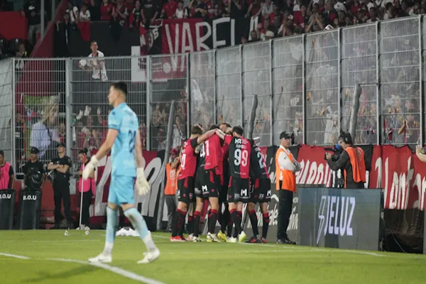 Newell ´s volvió al gol, de pelota parada y por arriba